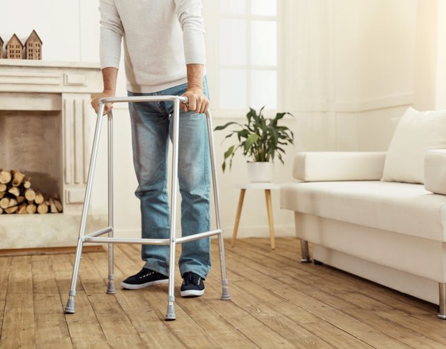 personne avec un déambulateur