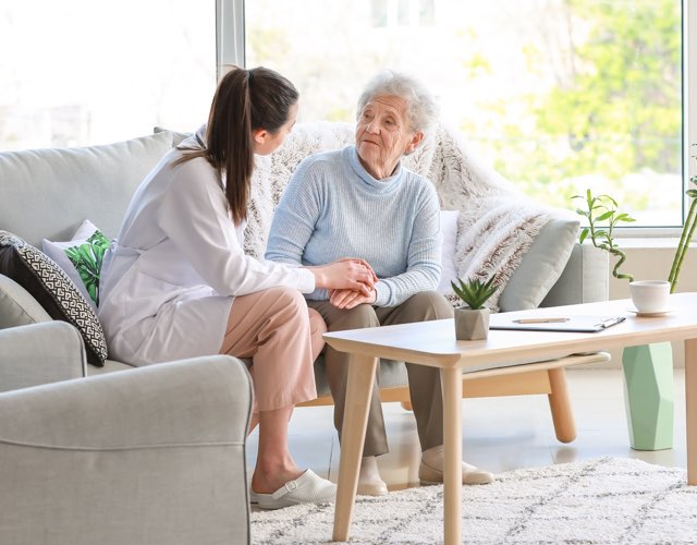 un senior avec une aide à domicile