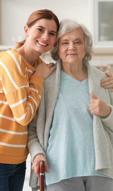un senior avec une canne