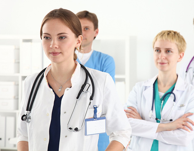 Trois professionnels de santé